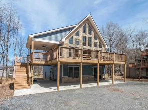 Bluejay Getaway by Avantstay Private Lake Cabin Hot Tub + Game Room Walk to Lake