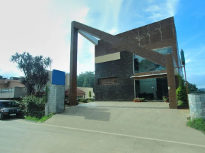 OYO 24825 Hotel Sholas Residency