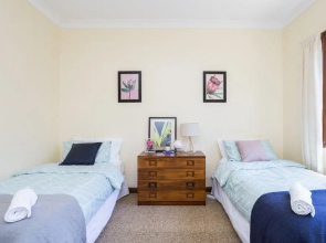 South Coast Getaway House Sleeping 8 Guests