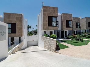 GG- Modern townhouse, families & couples only
