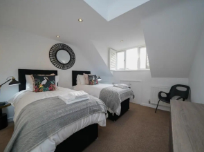 Castle Townhouse Kenilworth - Private Parking - 24 Hr Gym Access - Town Centre