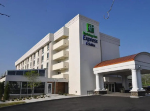 Holiday Inn Express & Suites Milford