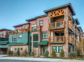 Sleek 3br, 3ba W/hot Tub, 3 Patios, Mountain Views 3 Bedroom Condo