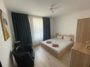 Modern 1BR Apart with Cinema Couch 65 inch TV & Free Street parking