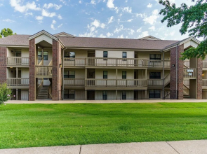 Relaxing Royale 2 Bedroom Condo by Redawning