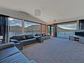 Amazing Unique Five-Star Waterfront Retreat