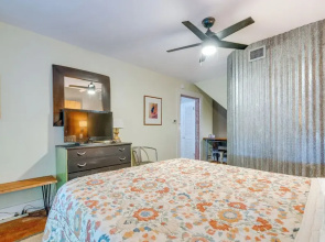 ~ 4 Mi to Downtown: Historic Austin Apartment