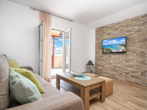 "beautiful 2-bedroom-apartment on the Second Floor With City and sea View"