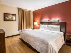 Red Roof Inn PLUS+ Long Island - Garden City