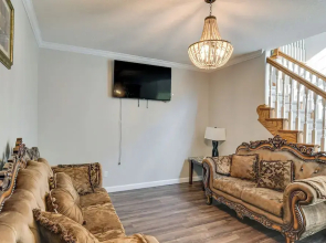 Des Moines Suburb Stay w/ Spacious Layout & Deck!