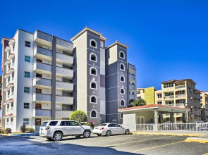 Breezy Condo w/ Ocean View Balcony: Walk to Beach!