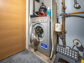 Modern & spacious 2-bed flat with secure parking