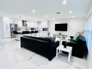 Entire House - 5 Minutes to the Beach and FLL Airport