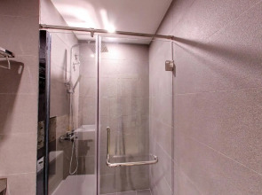 Flora by Crossroads Hotel