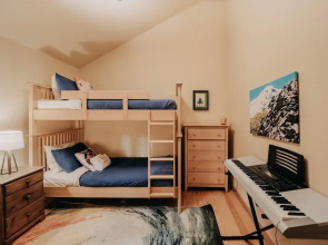 Mt Baker Lodging Cabin 40gs is a Classic NW Cabin