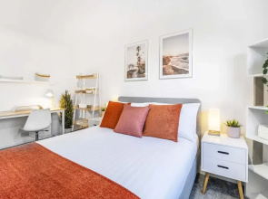 Elegant 4BR House Near City Centre Angus Suites