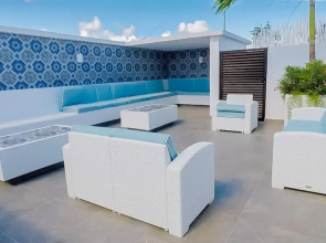 Beautiful Penthouse for 2 With Private Patio and Common Pool in the Building