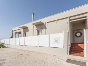 Beachfront Modern Property With 2 Outdoor hot Tubs Only 300m From Restaurants Shops