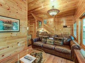 Holly Berry 4 Bedroom Home with Hot Tub