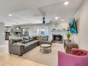4 bdr, Two Master suite, billiards & desert oasis pool