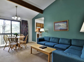 Cedarbrook Queen Suite 203