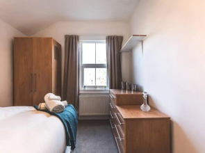 Entire townhouse w/ 6 spacious bedrooms