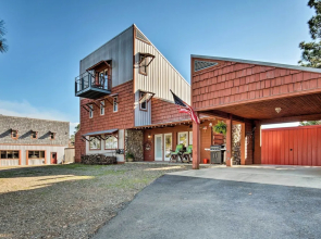 Broken Bow Mountaintop Home w/ Hot Tub!