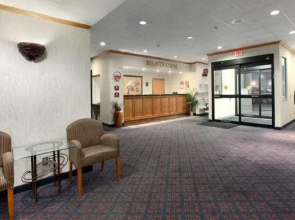 海斯大使酒店及会议中心(Hays Ambassador Hotel & Conference Center)