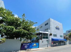 12 Bees Hotel