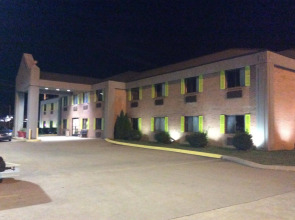 Country Hearth Inn and Suites Bowling Green