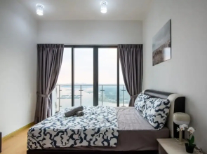Chic 3BR in Danga Bay With Water Views & Parking