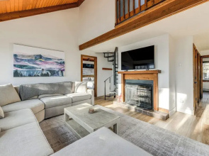 Walk to Ski Slopes: Wintergreen Resort Treehouse
