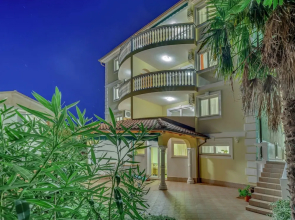 Lovely Apartment with Covered Terrace & Hot Tub