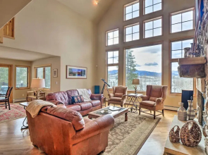 Grand Fraser Escape w/ Private Deck & Hot Tub