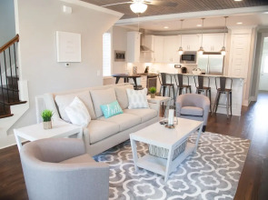 New Nations Home 5 Miles to Downtown