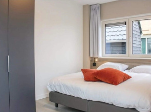 Beautiful villa with enclosed garden, in a holiday park on the Frisian lakes