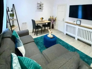 Strood Home-sleeps 6-great for Groups & Families