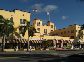 Colony Hotel & Cabaña Club