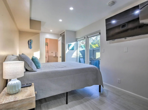 Canal-front Condo: Walk to Downtown Ft Lauderdale!