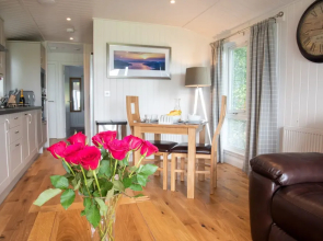 Super King Lodge-sleeps 2-hottub-sea View