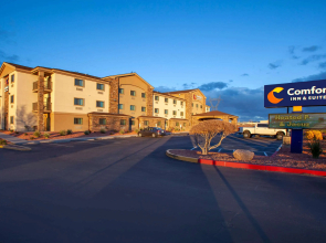 Comfort Inn & Suites Page at Lake Powell