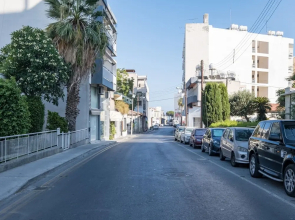 Sanders Coral Court Penthouse - Cute 3-bedroom Apartment With Balcony