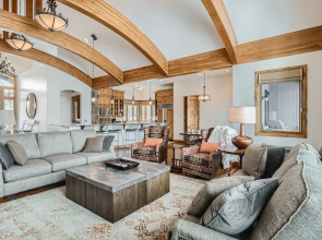 New Listing! Apres & Fairway Retreat 5 Bedroom Home by RedAwning