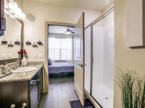 Convenient Location Warm and Cozy Apartment