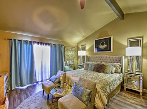 Palm Desert Townhome w/ Mountain Views & Patio