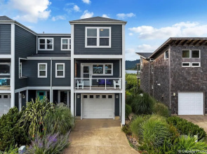 Lakeside Haven 3 Bedroom Townhouse