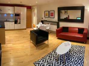 Apartment - Sleeps 4 - Balcony - Parking - Pets Ok