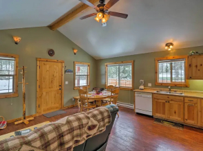 Hungry Horse Cabin: Deck, Fire Pit, Near Glacier!
