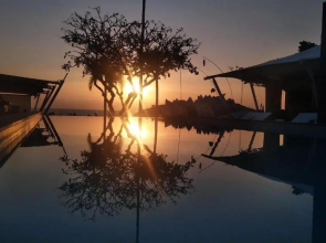 The Dinky Rock, Lounge Beach Club & Spa Hotel