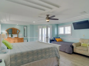 Breezy White Sands House Steps to Gulf Shore!